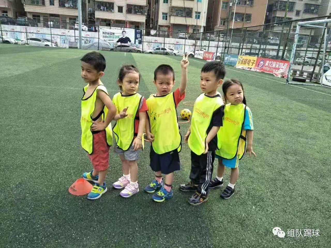 幼儿足球结交朋友