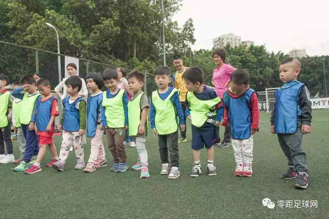 幼儿足球小集体